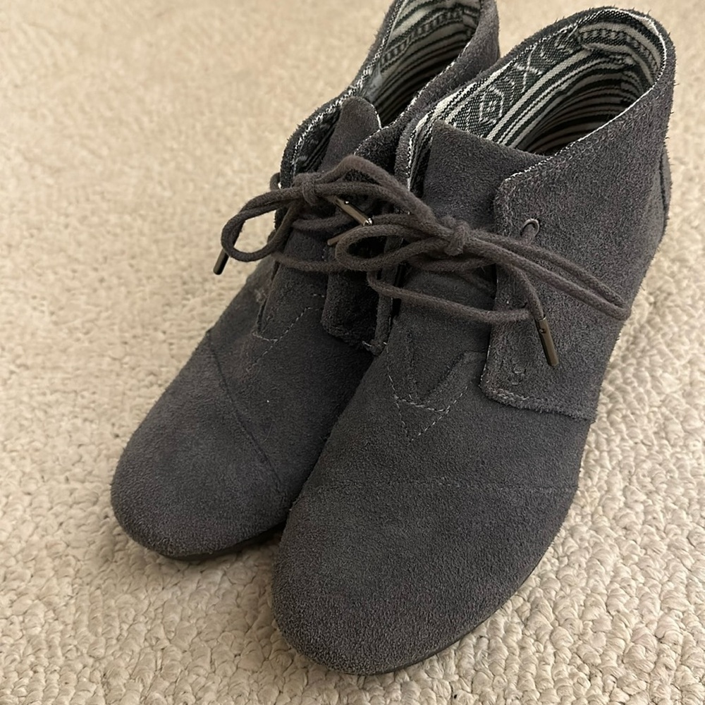 Tom’s wedge booties